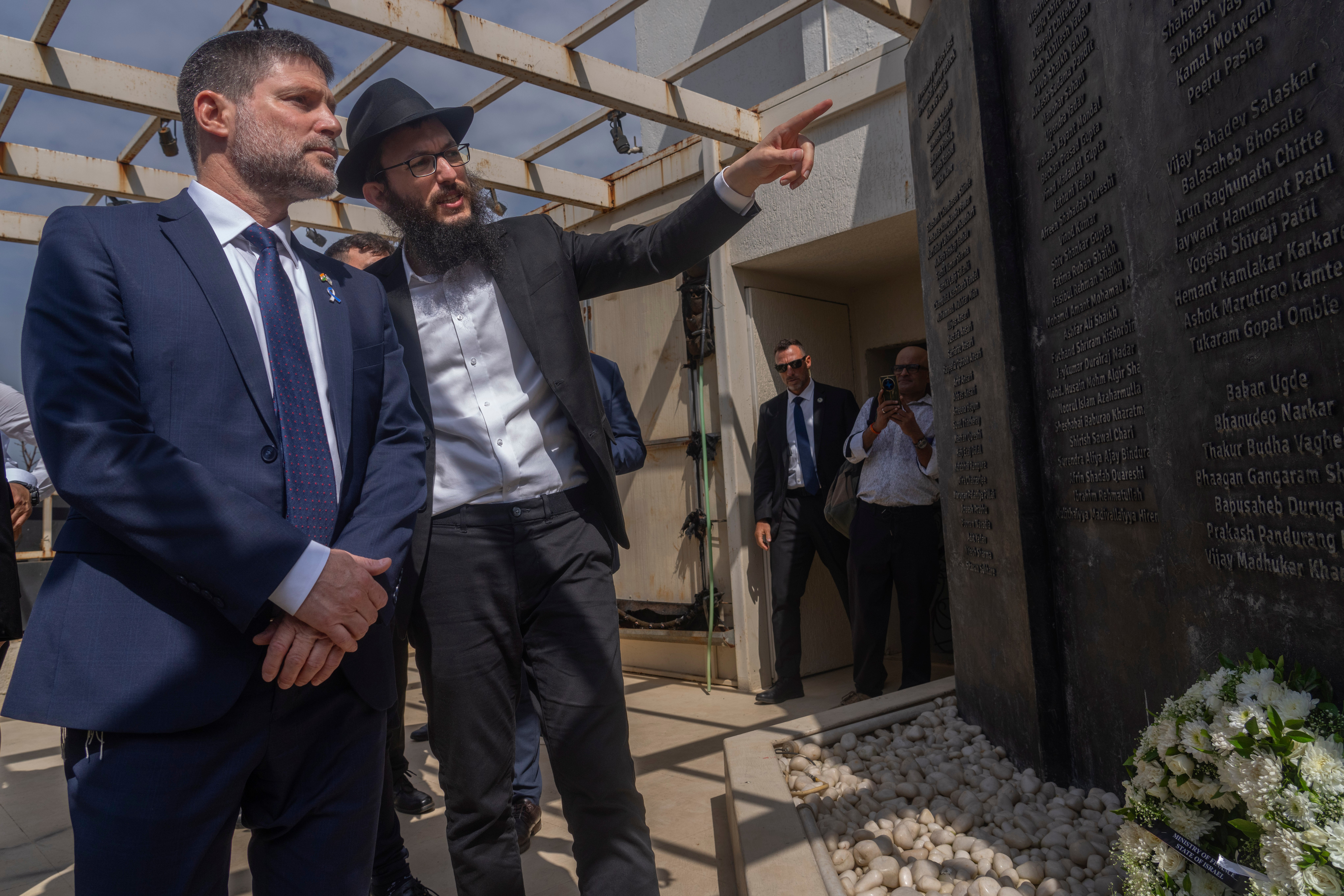 Izraelský minister financií Bezalel Smotrich (vľavo)
